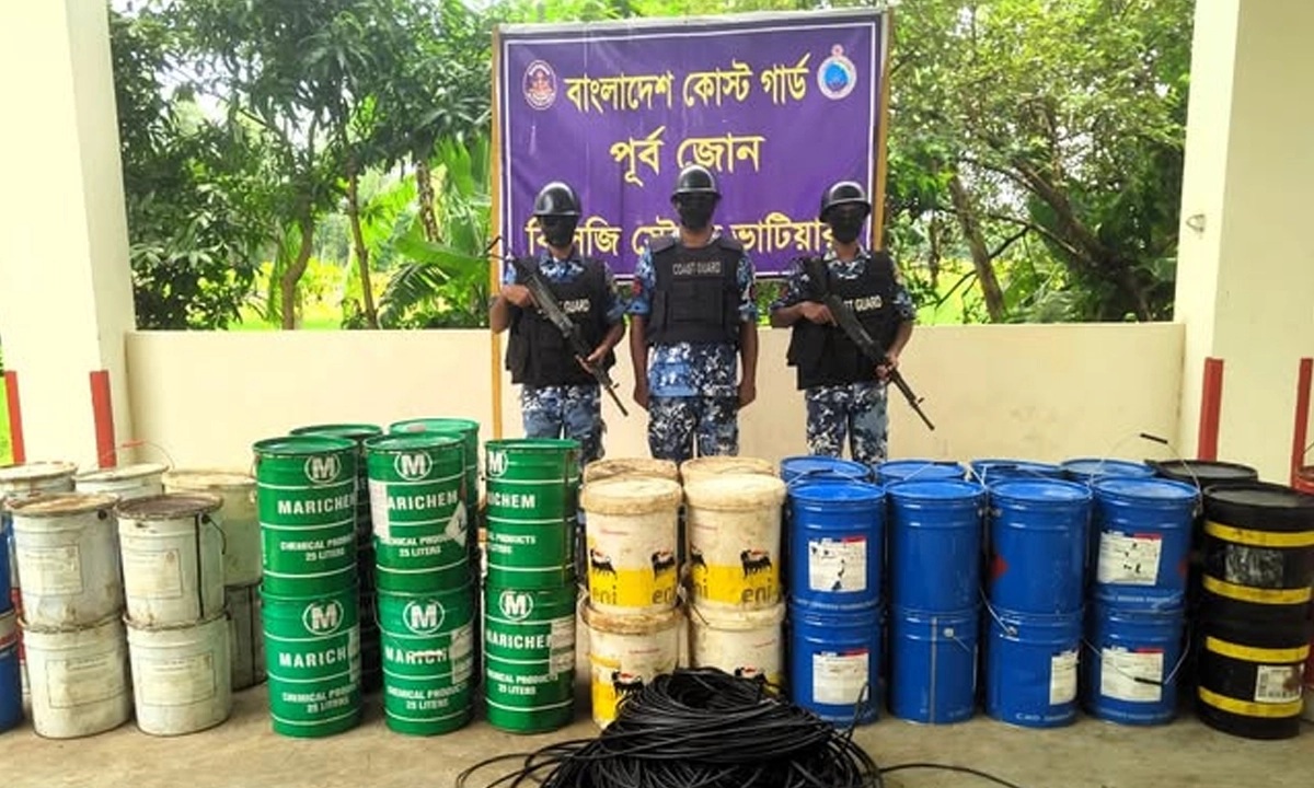 চট্টগ্রামে ১০ লাখ টাকার চোরাই পণ্যসহ কাঠের বোট জব্দ digitalsomoy